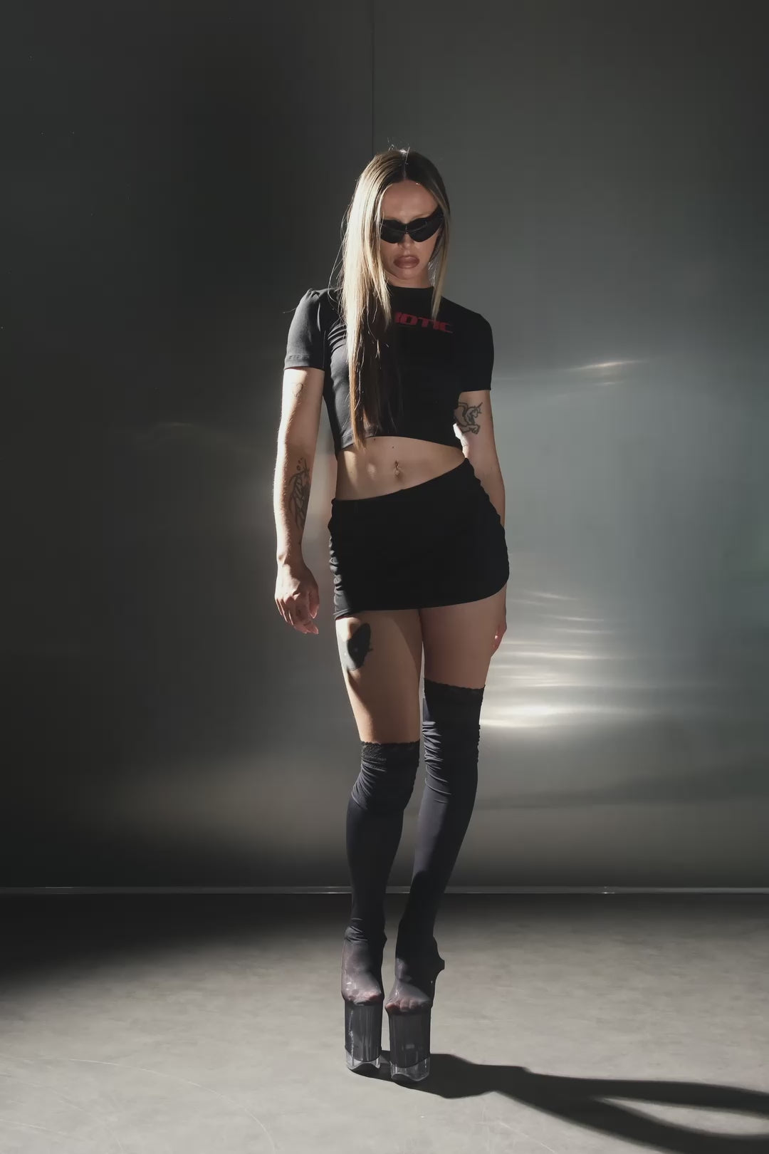 SEXOTIC crop-tee | black